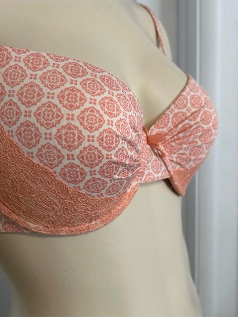 Marilyn Monroe Lace Padded Pushup Bra‎ 34D Peach.